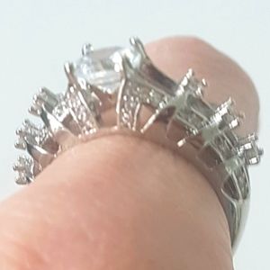 💎 Edgy Sparkling Zirconia Ring